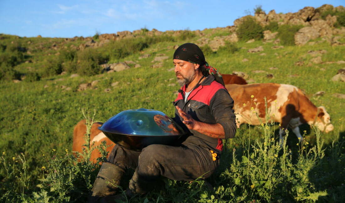 Bursa'da uzun yıllar baterist olarak sahnelere çıkan Feyzi Filiz, ailesinin