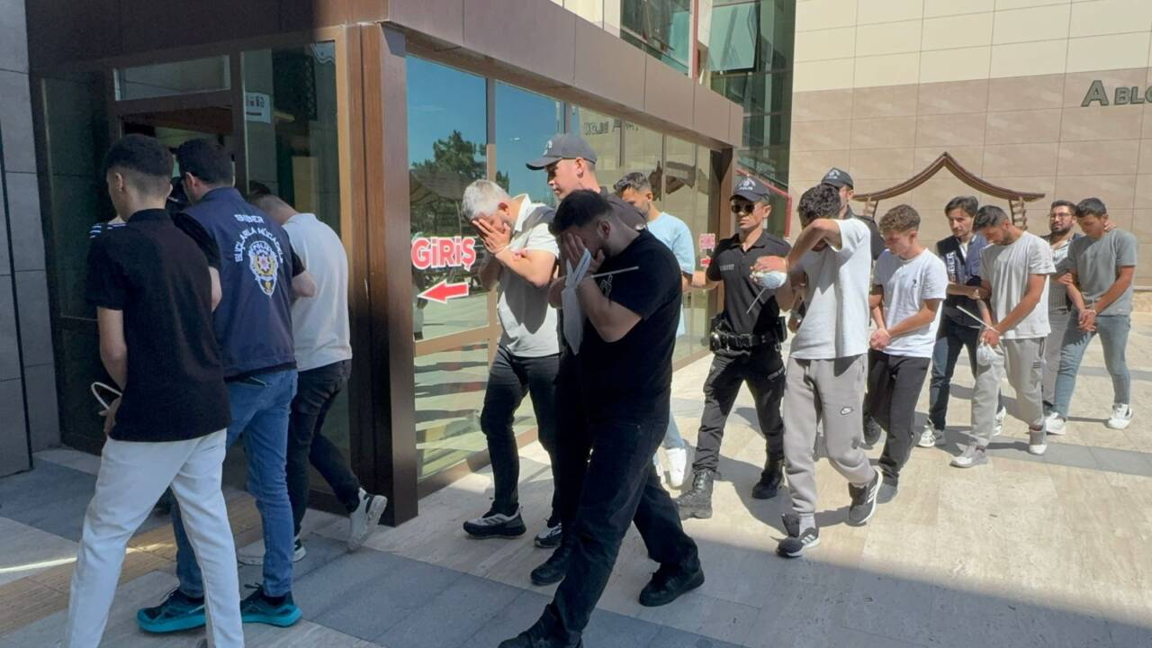 Bursa dahil 19 ilde dolandırıcılık operasyonu 1 aa 20260611 41639851 41639849 nevsehirmerkezlidolandiricilikoperasyonunda41supheliyakalandi