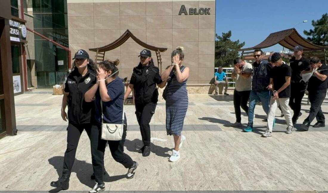 Bursa dahil 19 ilde dolandırıcılık operasyonu Nevşehir merkezli 19 ilde düzenlenen dolandırıcılık operasyonunda 41 şüpheli gözaltına