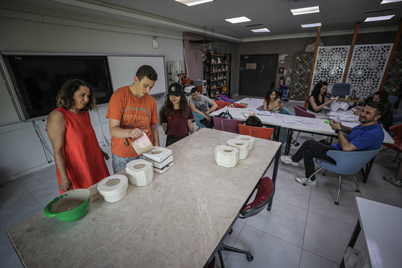 Bursa'da özel çocukları hayata hazırlayan okul 16 aa 20260624 41767421 41767417 bursadaengelliogrencileratolyelerdecalisarakishayatinahazirlaniyor