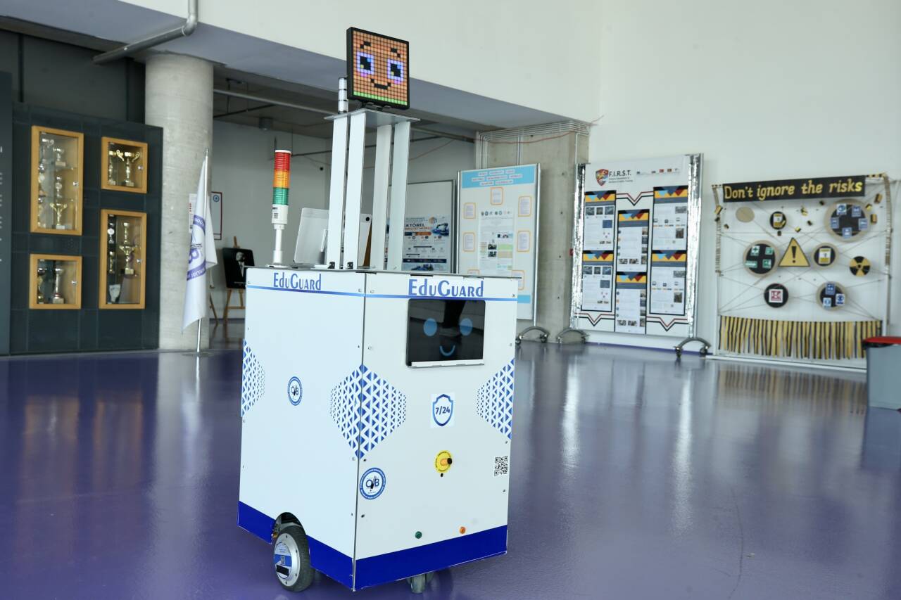 Bursa'da lise öğrencileri otonom robot yaptı 1 aa 20260624 41768568 41768562 ogrencileringelistirdigiotonomrobotidarecilereokuldakiolumsuzdurumlariiletiyor