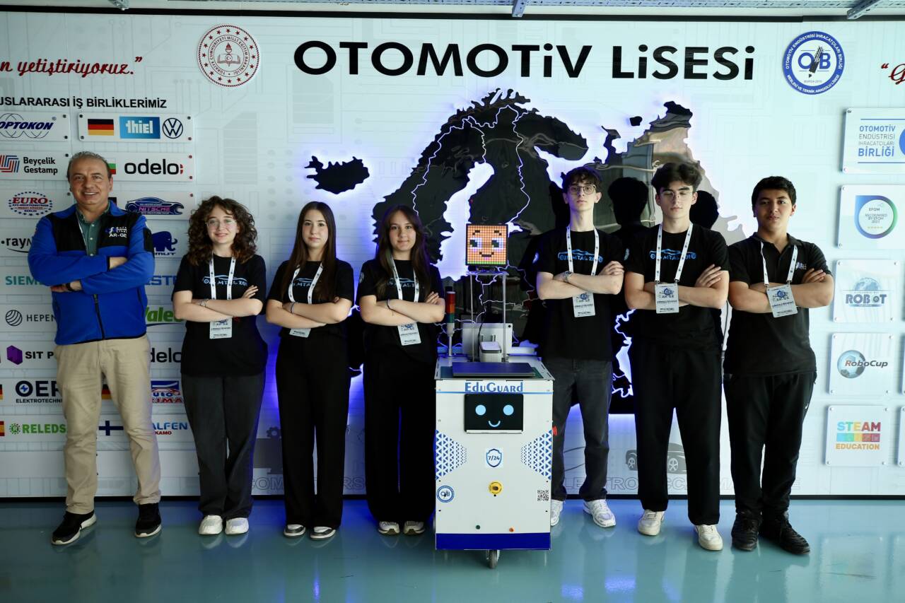 Bursa'da lise öğrencileri otonom robot yaptı 6 aa 20260624 41768568 41768563 ogrencileringelistirdigiotonomrobotidarecilereokuldakiolumsuzdurumlariiletiyor