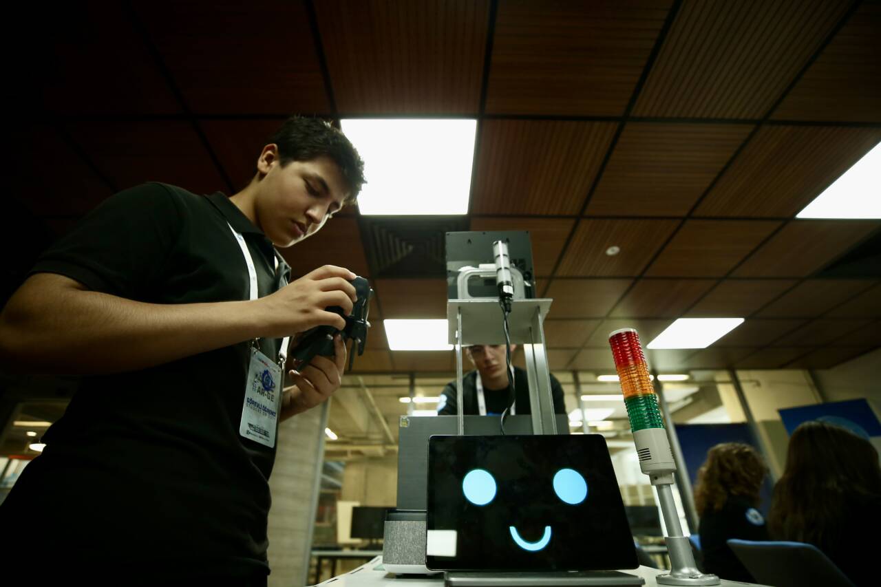 Bursa'da lise öğrencileri otonom robot yaptı 2 aa 20260624 41768568 41768564 ogrencileringelistirdigiotonomrobotidarecilereokuldakiolumsuzdurumlariiletiyor