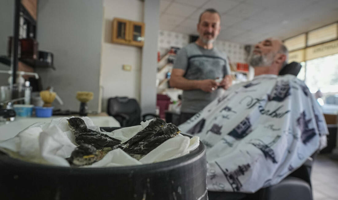 Bursa'nın Karacabey ilçesinde kuaförlük yapan Mehmet Göçmenler, iş yerinin önünde