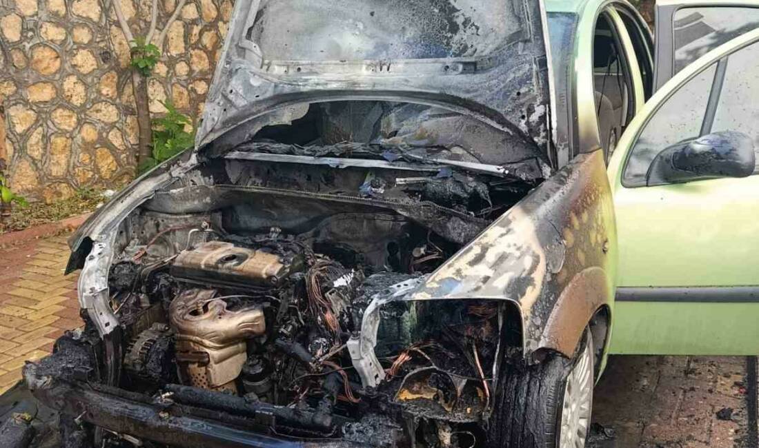 Adıyaman’ın Besni ilçesinde bir apartmanın avlusunda park halindeki otomobilin motor