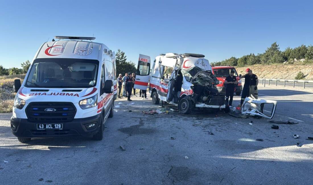 Ambulans TIR’lara çarptı: 1 ölü, 4 yaralı Kütahya'da ambulansın iki TIR'a çarpması sonucu 1 kişi hayatını kaybetti,