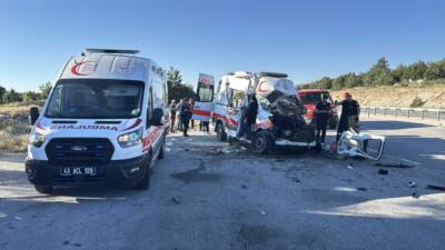 Kütahya'da ambulansın iki TIR'a çarpması sonucu 1 kişi hayatını kaybetti,
