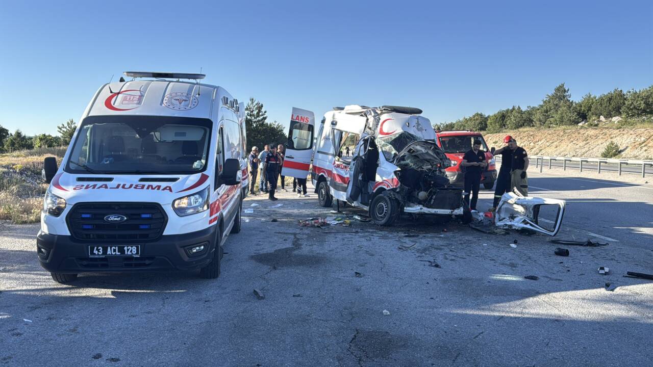 Ambulans TIR'lara çarptı: 1 ölü, 4 yaralı 1 ambulans tirlara carpti 1 olu 4 yarali 328721fbf624