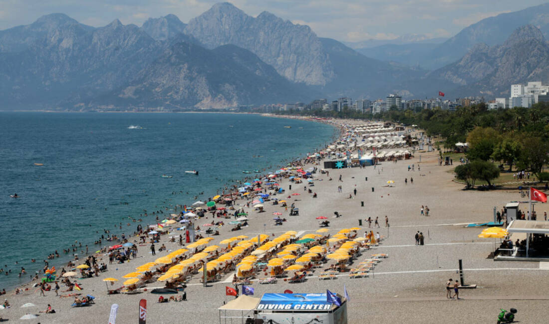 Antalya sahilleri doldu taştı Antalya'da hava sıcaklığının 30 derecenin üzerine çıkması ve nem oranının