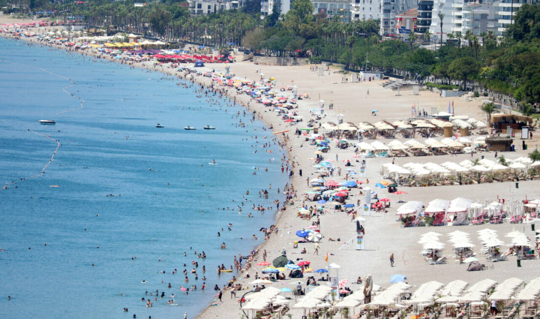 Antalya’da sıcaktan bunalanlar sahillere akın etti Antalya'da sıcak hava dalgası etkisini artırdı, termometreler 39 dereceyi gösterdi.