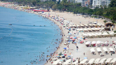 Antalya'da sıcak hava dalgası etkisini artırdı, termometreler 39 dereceyi gösterdi.