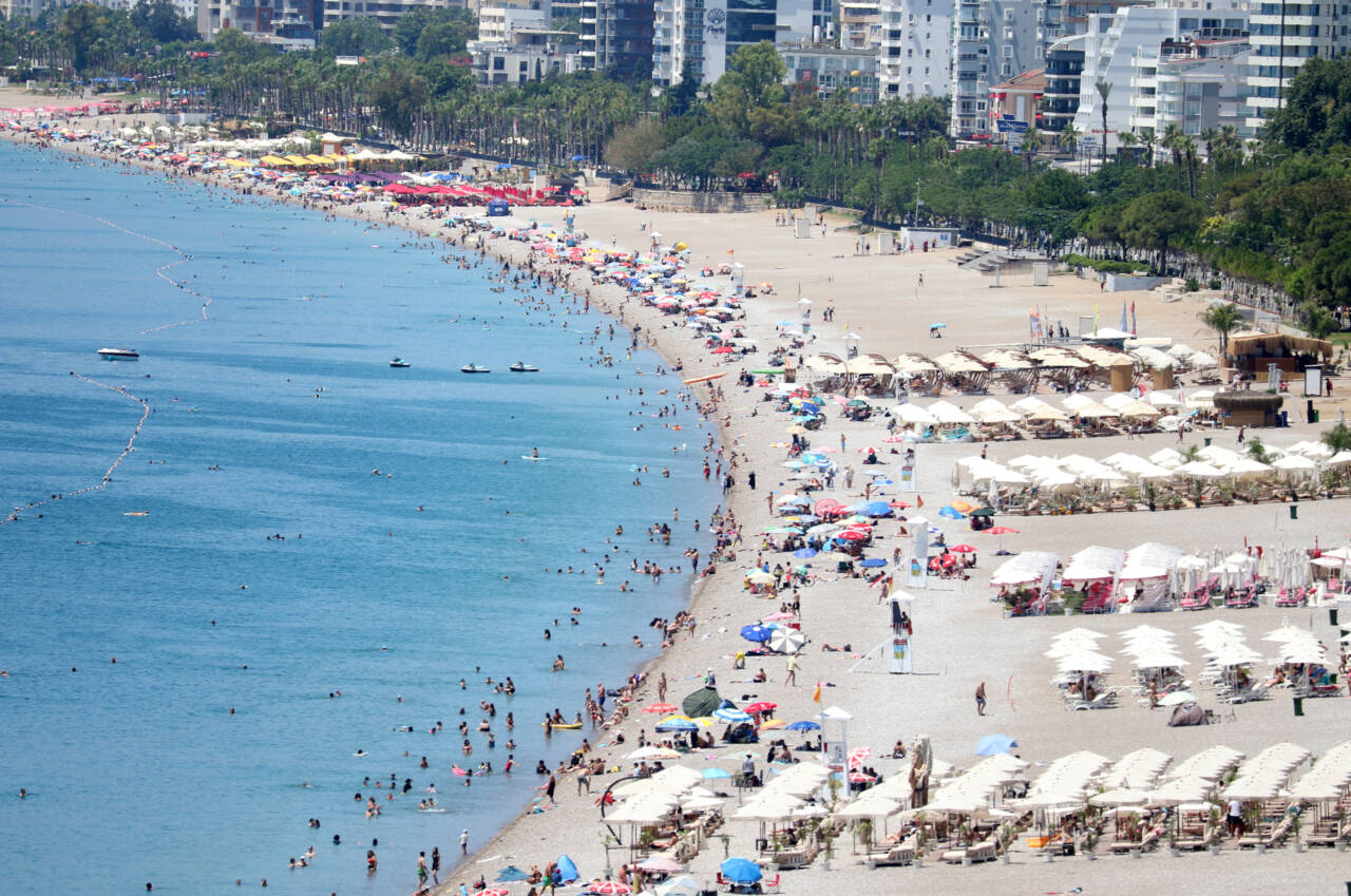 Antalya'da sıcaktan bunalanlar sahillere akın etti 1 antalyada sicaktan bunalanlar sahillere akin etti 79f4078fb237