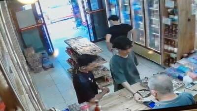 Bursa'nın Orhangazi ilçesinde bir vatandaşın düşürdüğü kredi kartını bulan 3