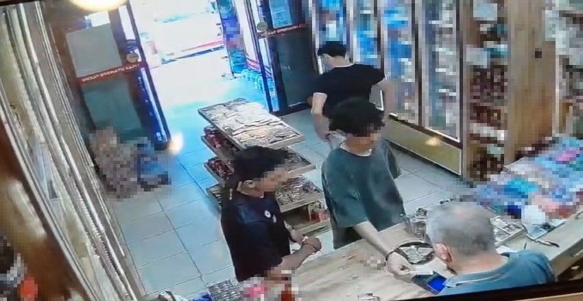 Bursa’da 3 genç yolda buldukları kredi kartıyla bakın ne yaptı? Bursa'nın Orhangazi ilçesinde bir vatandaşın düşürdüğü kredi kartını bulan 3