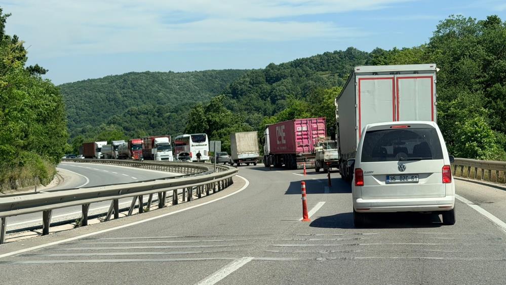 Yalova-Bursa karayolunda devam eden asfalt çalışmaları sebebiyle tek şeritten sağlanan