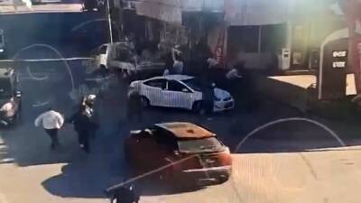 Bursa'nın İznik ilçesinde trafikte "Önüne bak" uyarısıyla başlayan tartışma, tekmeli