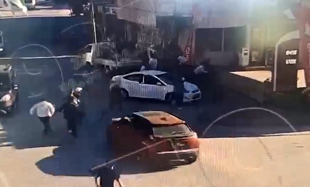 Bursa'nın İznik ilçesinde trafikte "Önüne bak" uyarısıyla başlayan tartışma, tekmeli