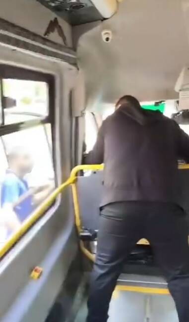 Bursa’da 5 lira için kavga çıktı Bursa'nın Yıldırım ilçesinde minibüs ücretini 5 TL eksik ödediği iddia