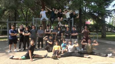 Bursa'da calisthenics (sokak antrenmanları) sporuyla ilgilenen gençler ve eğitmenler, hem