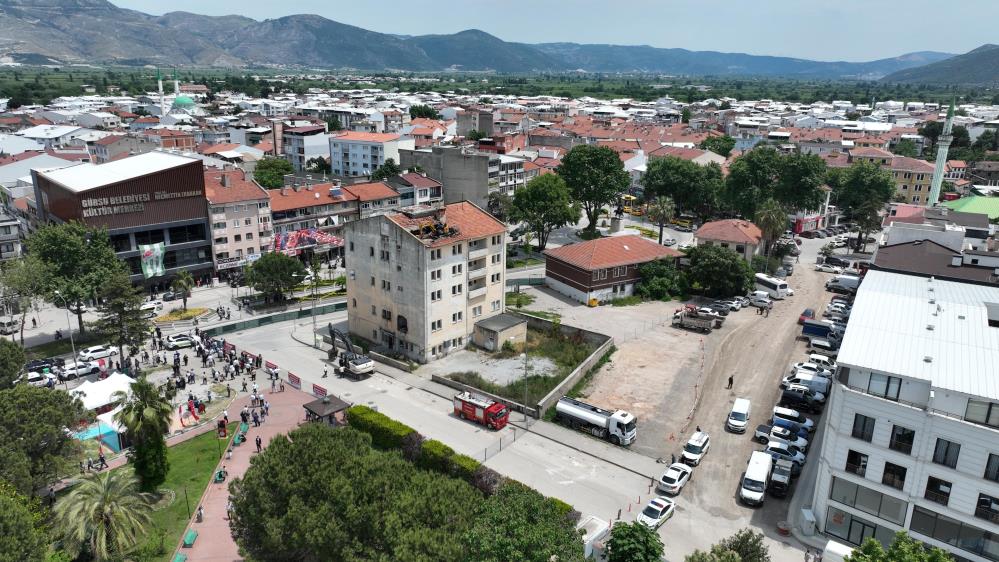 Bursa’da 30 yıllık hayali gerçekleştirecek yıkım! Bakın bu alan ne olacak? Gürsu'nun 30 yıllık hayali gerçek oluyor. Gürsu Kent Meydanı Projesi'nin