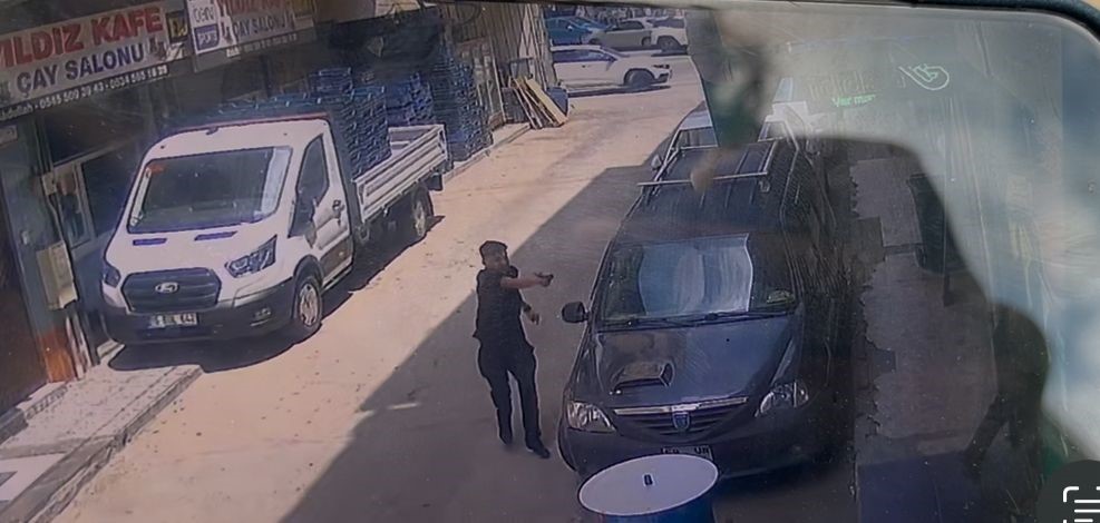 Bursa’da iki kişiyi böyle vurdu! Bursa’nın merkez Osmangazi ilçesinde iddiaya göre "yan bakma" nedeniyle çıkan