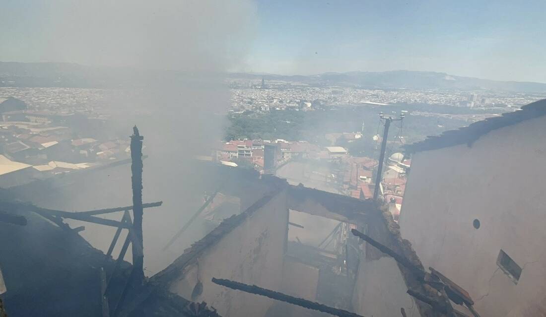Bursa merkezde yangın! Mahalle savaş alanına döndü Bursa’nın Osmangazi ilçesi Demirkapı Mahallesi Dar Sokak’ta bulunan 4 müstakil