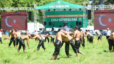 Bursa'da bu yıl 64'üncüsü düzenlenen Geleneksel Çalı Güreşleri, kıyasıya mücadelelere
