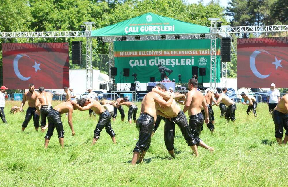 Bursa’da 64. kez kurulan Er Meydanı! İşte ağalığın bedeli… Bursa'da bu yıl 64'üncüsü düzenlenen Geleneksel Çalı Güreşleri, kıyasıya mücadelelere