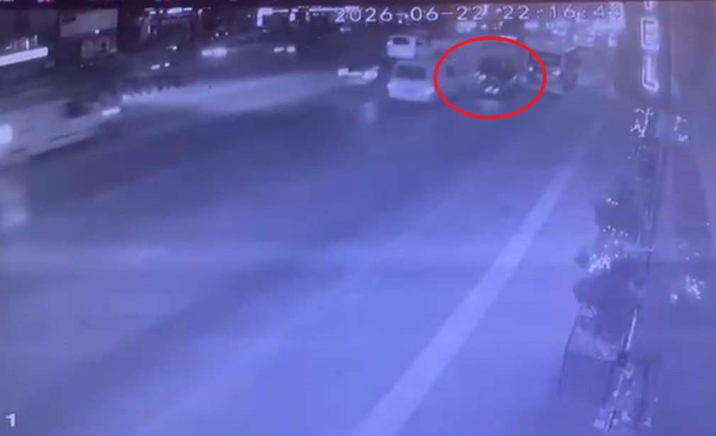Bursa’nın Osmangazi ilçesinde kamyonetle iki aracın arasından makas atıp, motosikleti