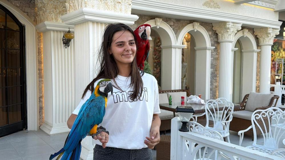 Bursa'nın Mustafakemalpaşa ilçesinde yaşayan 44 yaşındaki Orhan Kahraman, alışverişten kafeye,