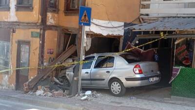 Bursa'nın Osmangazi ilçesinde yokuş üzerinde park halindeki bir otomobilin freni