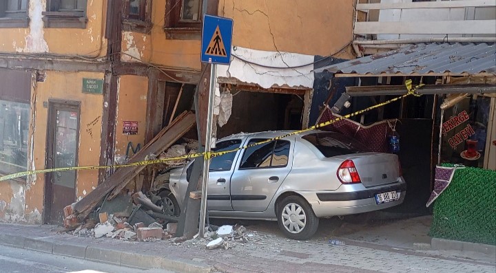 Bursa'nın Osmangazi ilçesinde yokuş üzerinde park halindeki bir otomobilin freni