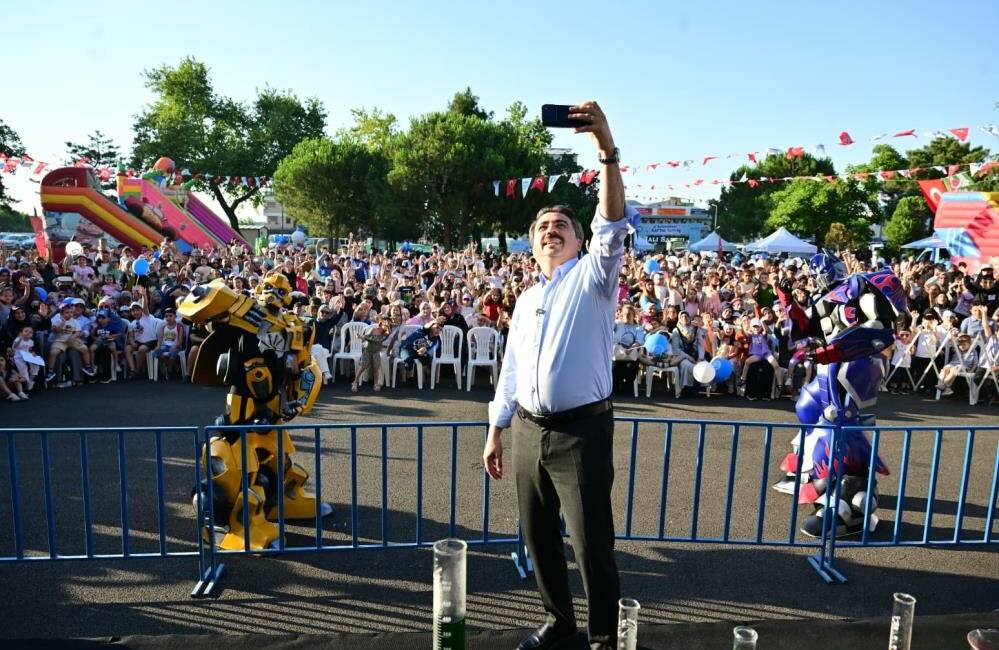 Yaz tatiline giren öğrenciler, Yıldırım Belediyesi’nin düzenlediği Karne Şenliği’nde doyasıya