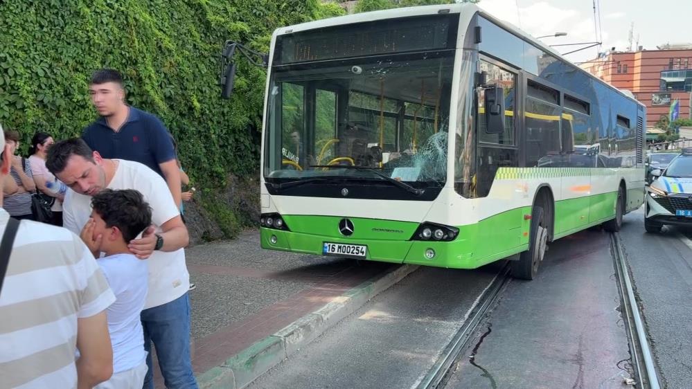 Bursa'da karşıdan karşıya geçmeye çalışan kadın ile bebeğine halk otobüsünün