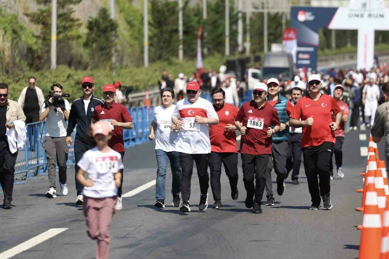 Bakanları koşturan yarış 2 bakan bak one run yol kosusuna katildi 4664aea20618