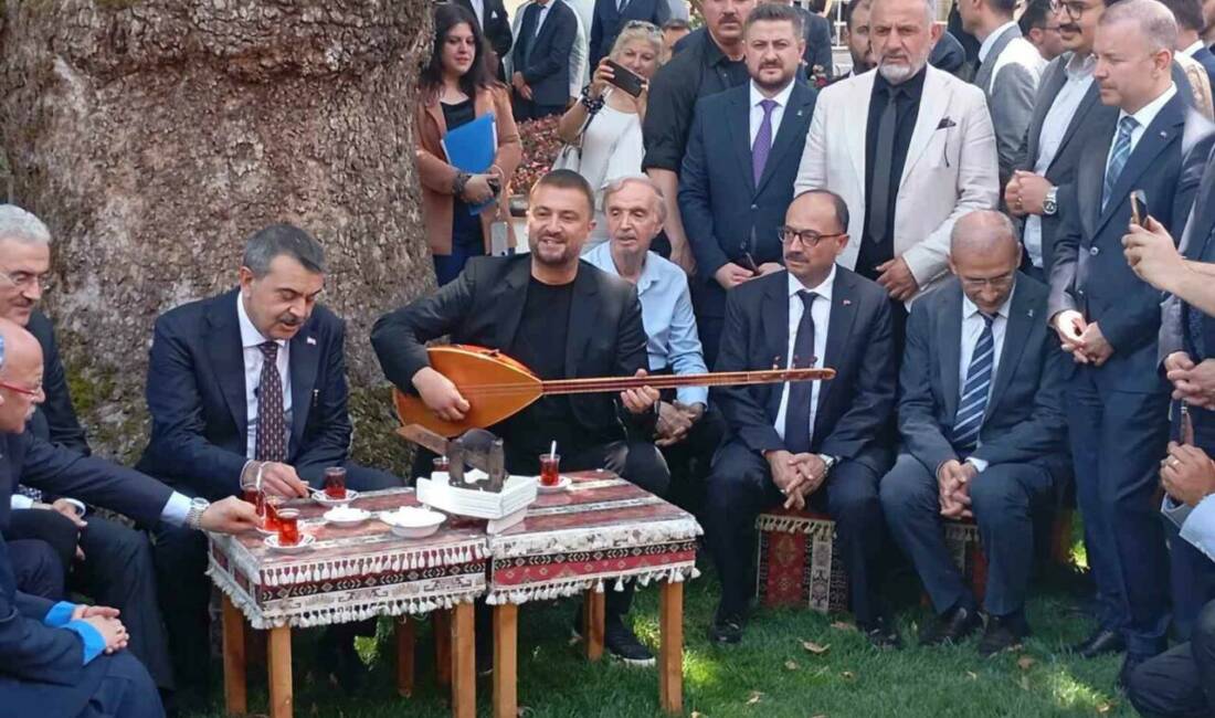 Bakan Tekin Bursa’da! Çınar altında türkü söyledi… Milli Eğitim Bakanı Yusuf Tekin, Bursa’da Hamidiye Tarım Mesleki ve