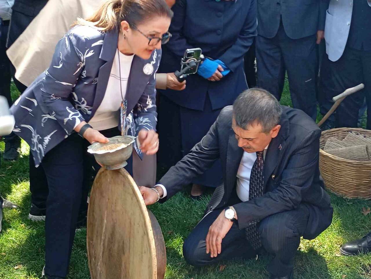 bakan tekin bursaya geldi cinar altinda turku soyledi afd2bdb48b00