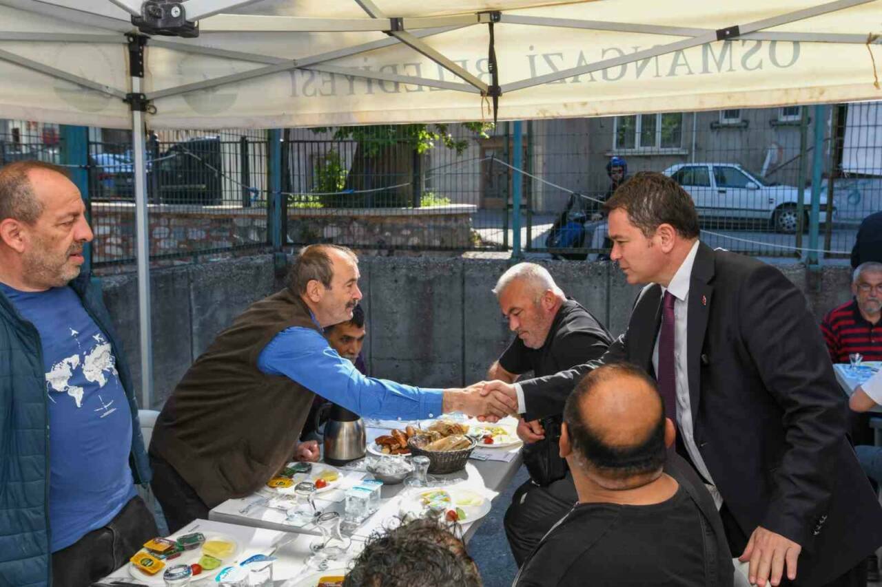 Başkan Erkan Aydın vatandaşla buluştu! Hepsini tek tek not aldı 2 baskan erkan aydindan talep ve onerilere yerinde cozum e67c18511e6e