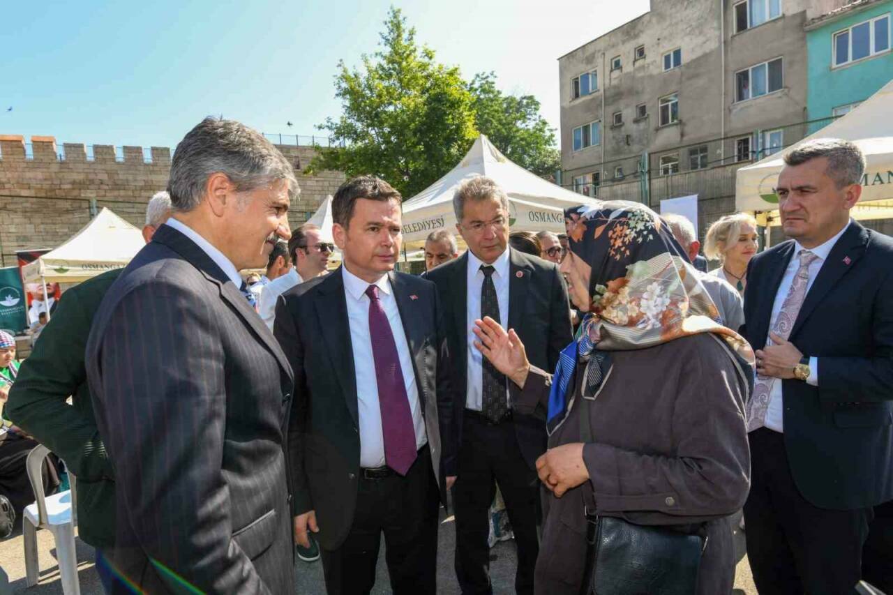 Başkan Erkan Aydın vatandaşla buluştu! Hepsini tek tek not aldı 3 baskan erkan aydindan talep ve onerilere yerinde cozum fe4bcb66e793