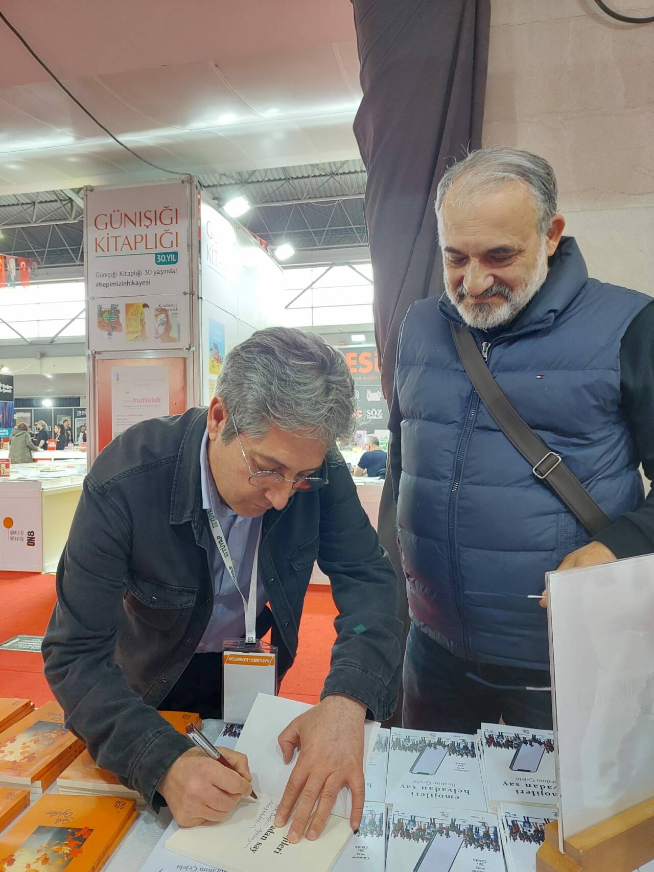 İbrahim Çelebi’nin yeni kitabı: ‘Emojileri helvadan say’ 3 basliksiz