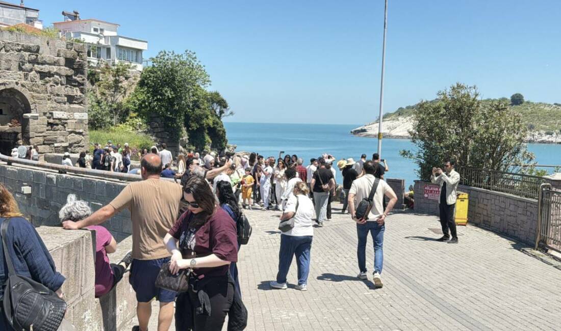 Bartın'ın 6 bin 600 nüfuslu tarihi ve turistik ilçesi Amasra'ya,