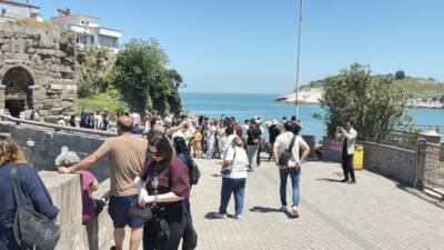 Bartın'ın 6 bin 600 nüfuslu tarihi ve turistik ilçesi Amasra'ya,
