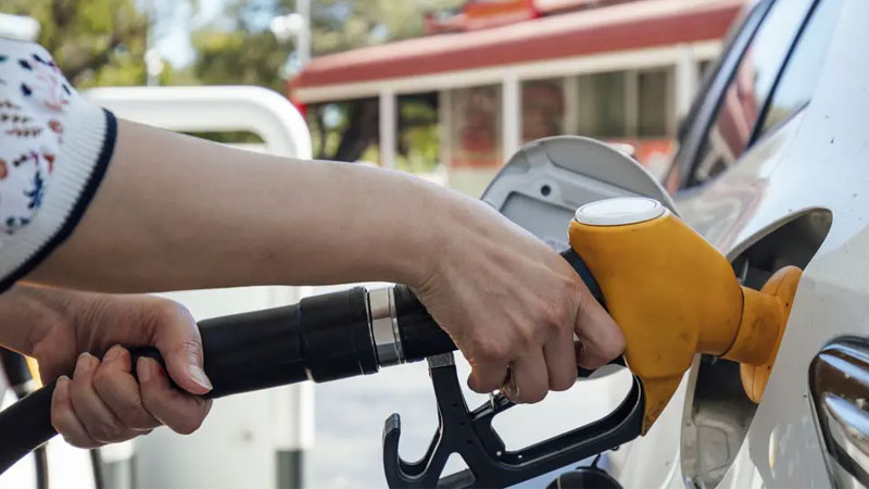Benzine indirim geliyor Akaryakıt ürünlerinden benzinin litre fiyatına petroldeki gerilemeyle birlikte indirim geliyor.