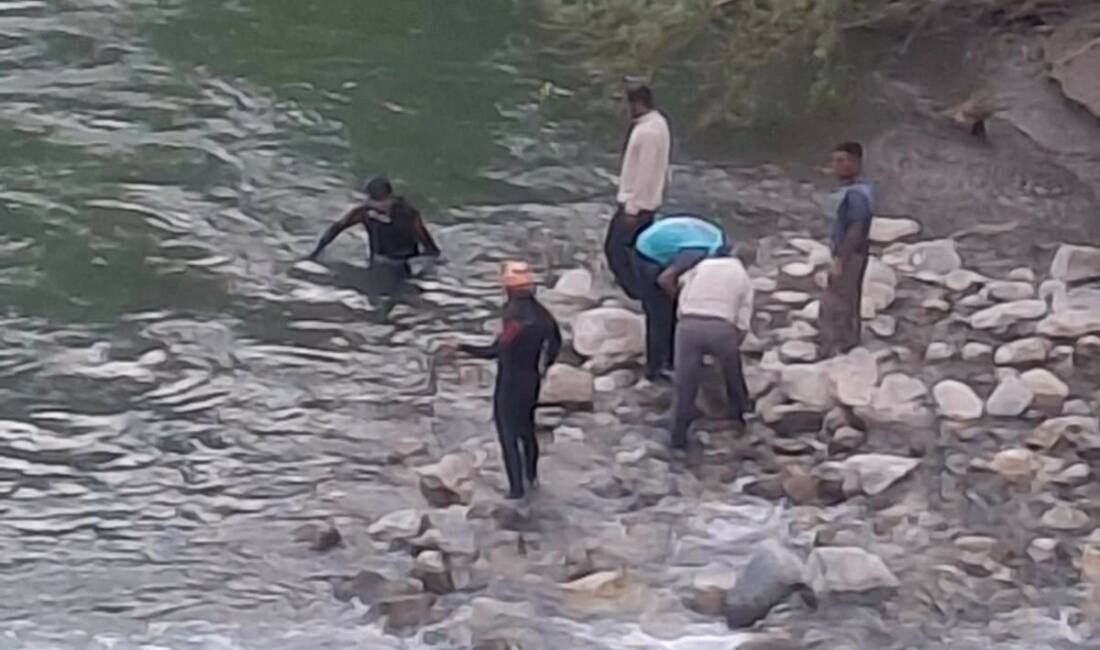 Bitlis’in Mutki ilçesinde serinlemek için dereye giren 3 kardeşten biri