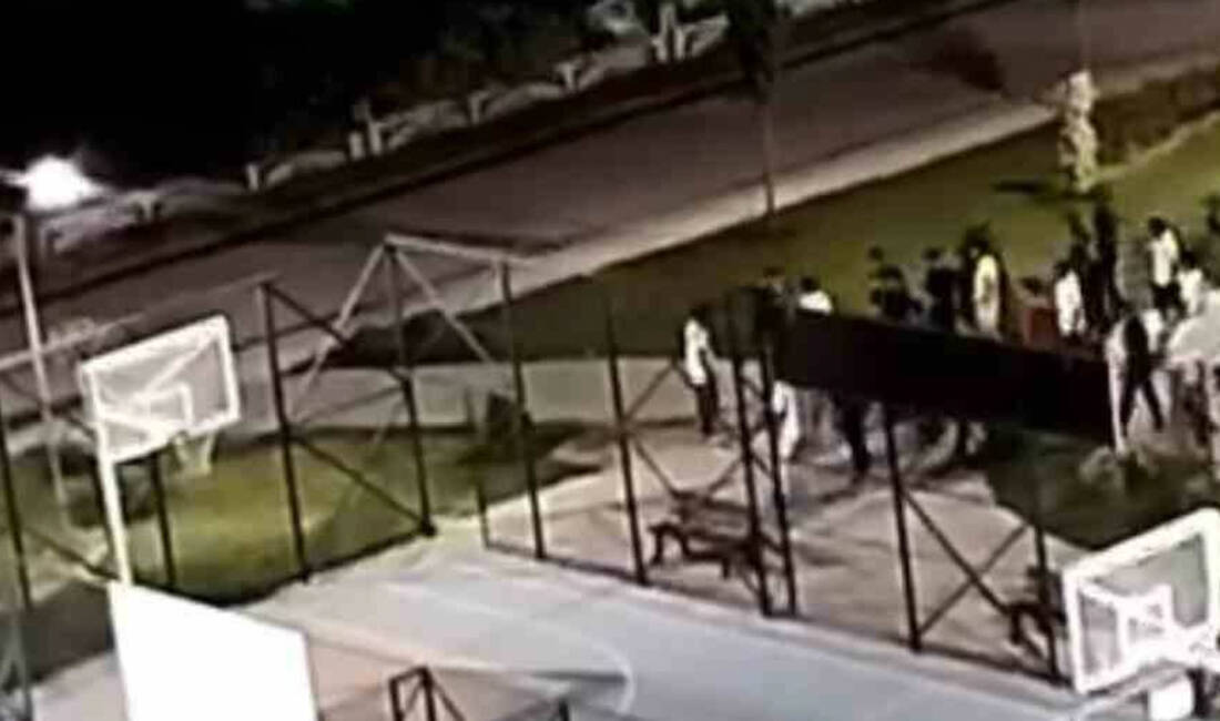 Bursa’da iki grup arasında kavga! Ortalık bir anda karıştı Bursa’da iki grup genç arasında çıkan kavga, adeta meydan muharebesine