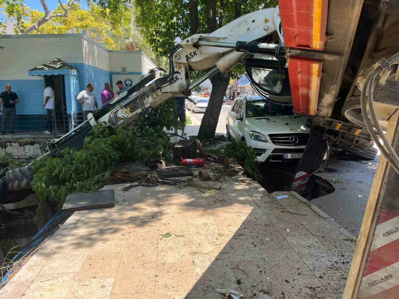 bursa korkunc anlar vinc aracin uzerine devrildi kepce dereye uctu 0deb7e0f3b4e