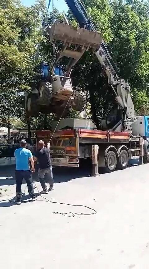 bursa korkunc anlar vinc aracin uzerine devrildi kepce dereye uctu 5695663b7ad5