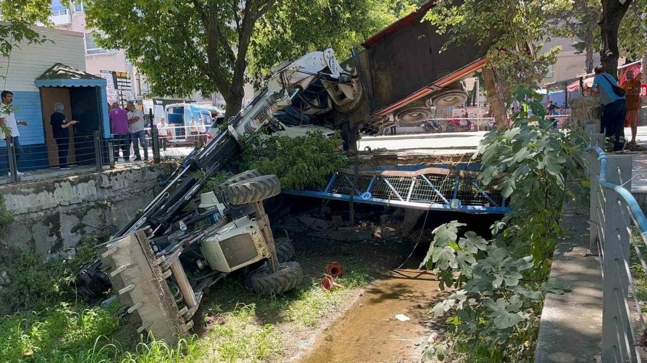 bursa korkunc anlar vinc aracin uzerine devrildi kepce dereye uctu 7cc4811839c2