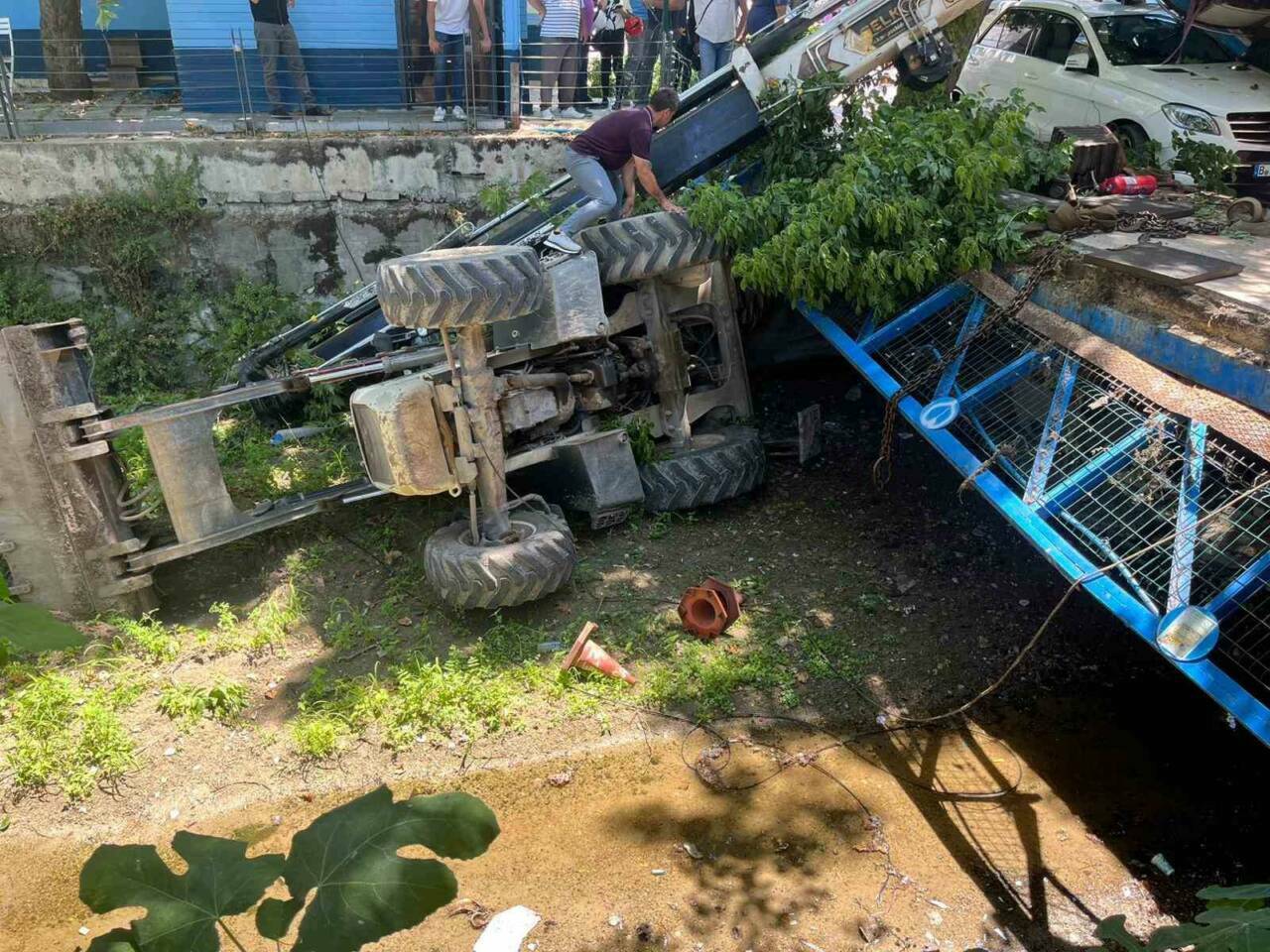 bursa korkunc anlar vinc aracin uzerine devrildi kepce dereye uctu be55b9281f64