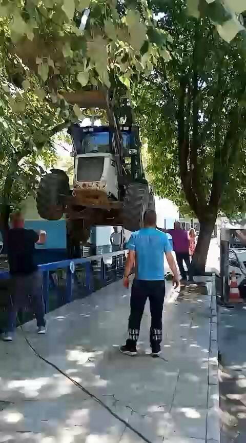 bursa korkunc anlar vinc aracin uzerine devrildi kepce dereye uctu fc2c6a99e5db